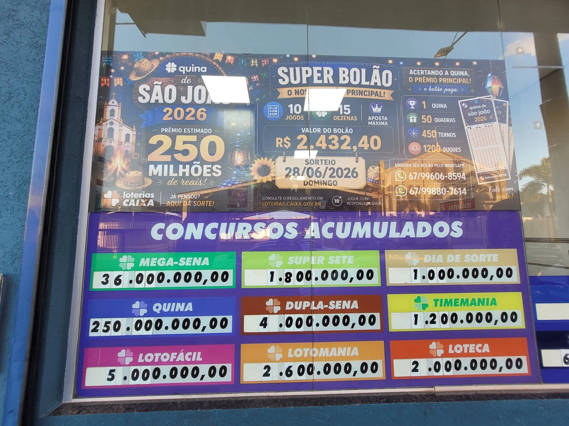 Vitrine da lotérica com cartazes de bolões e modalidades de apostas