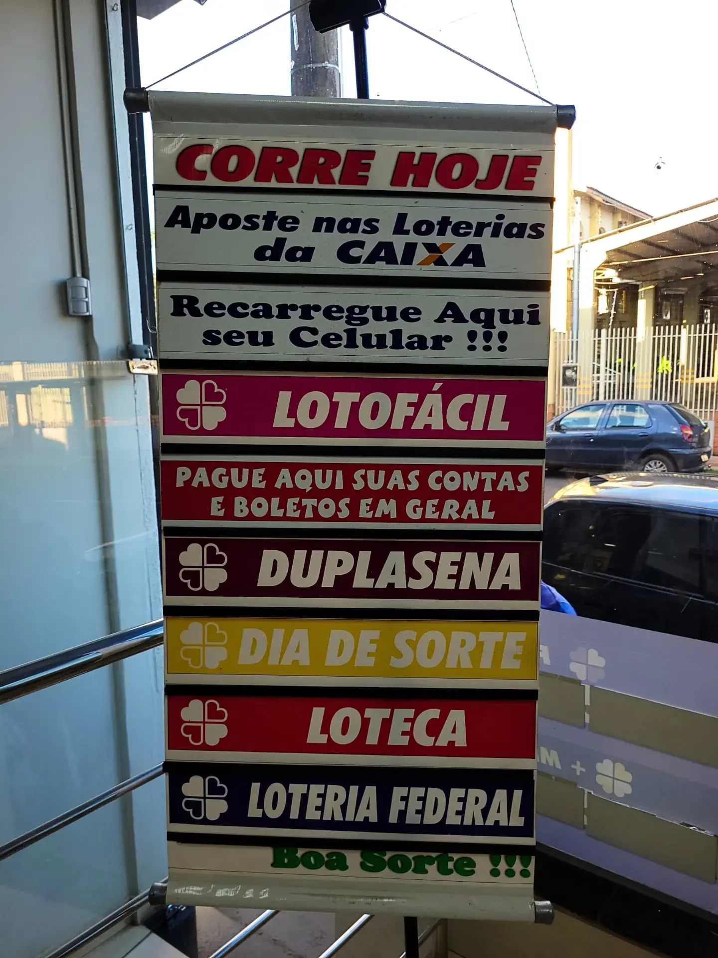 Painel com as modalidades de loteria e pagamento de contas